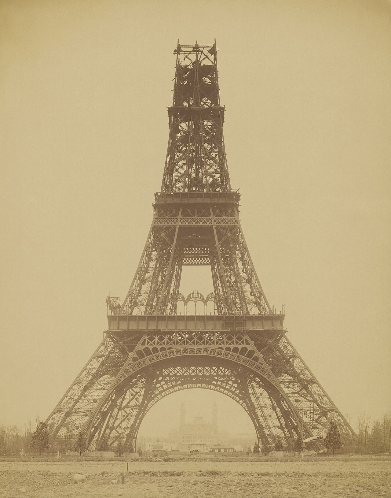 Eiffel'in inşası 1889; sanatçıların 'çirkin demir yığını' diye protesto ettiği yapı.
