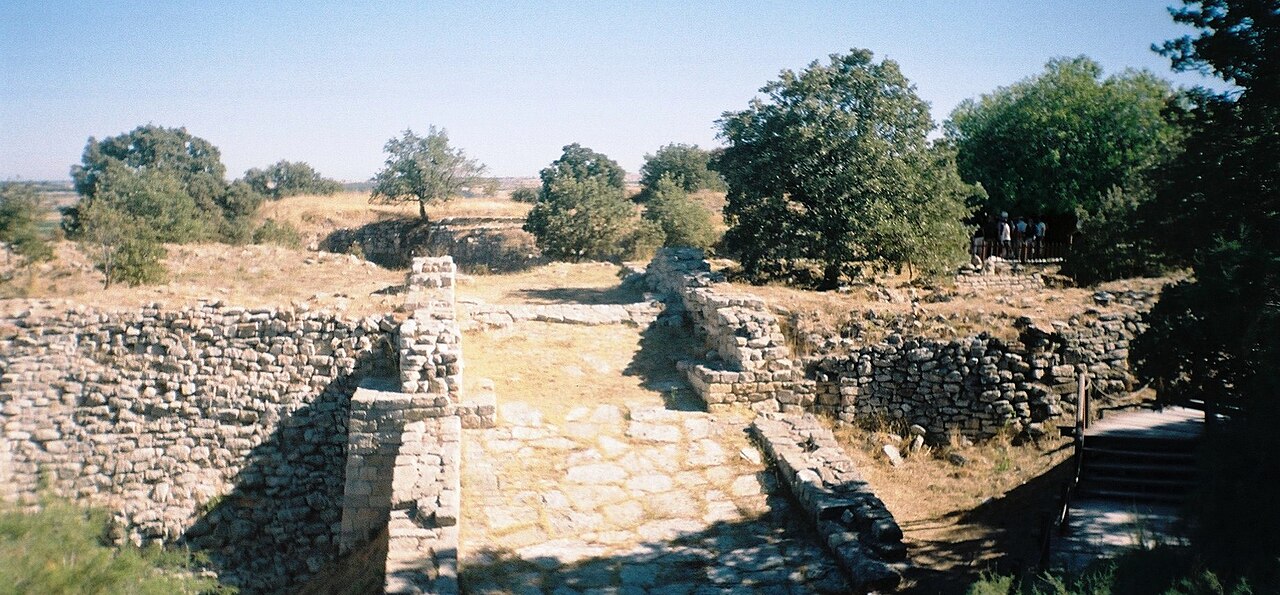 Hisarlık. Tek bir şehir değil, üst üste binmiş dokuz medeniyet katmanı.