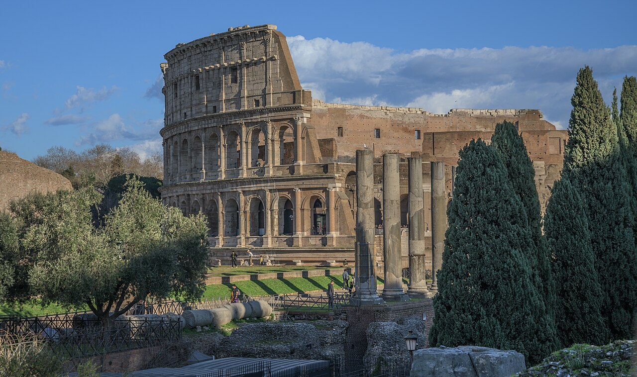 Flavius Amfitiyatrosu, MS 80. Adını yanındaki dev Nero heykelinden, Colossus'tan alıyor.